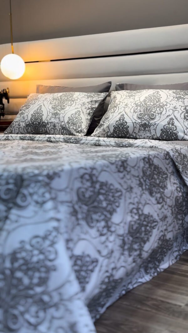 Parure de Lit Élégance Baroque – Gris Perle & Blanc