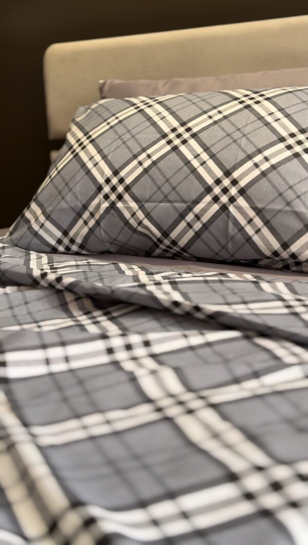 Parure de Lit Élégance Moderne – Gris Clair & Blanc Carreaux