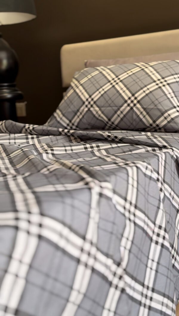 Parure de Lit Élégance Moderne – Gris Clair & Blanc Carreaux