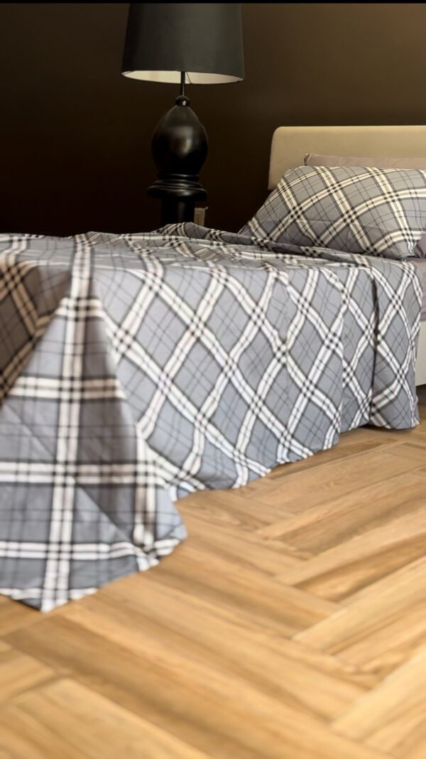 Parure de Lit Élégance Moderne – Gris Clair & Blanc Carreaux