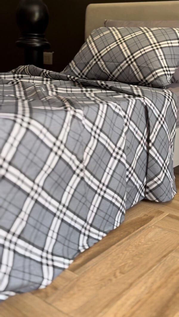 Parure de Lit Élégance Moderne – Gris Clair & Blanc Carreaux