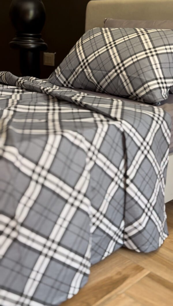 Parure de Lit Élégance Moderne – Gris Clair & Blanc Carreaux