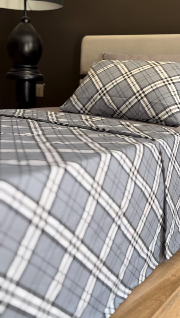 Parure de Lit Élégance Moderne – Gris Clair & Blanc Carreaux