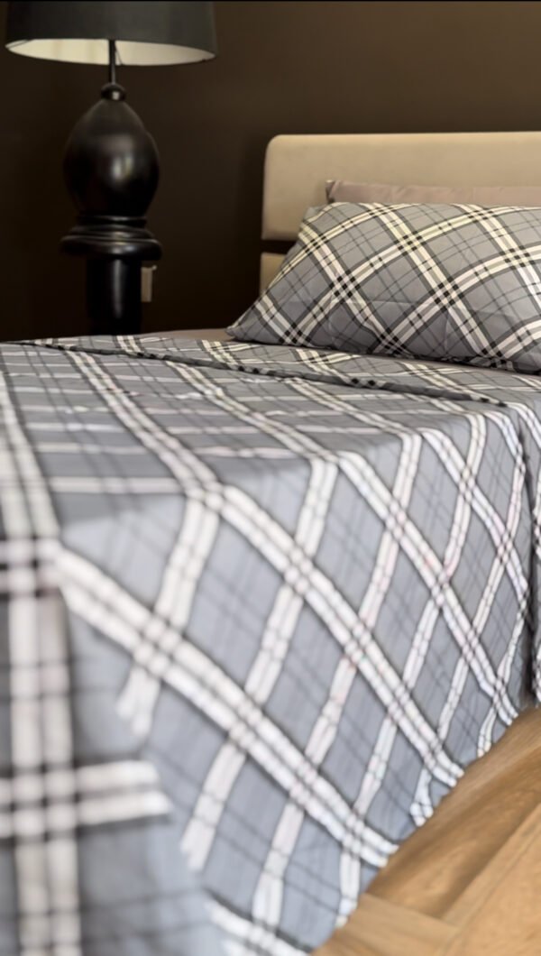Parure de Lit Élégance Moderne – Gris Clair & Blanc Carreaux
