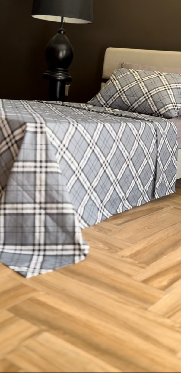 Parure de Lit Élégance Moderne – Gris Clair & Blanc Carreaux