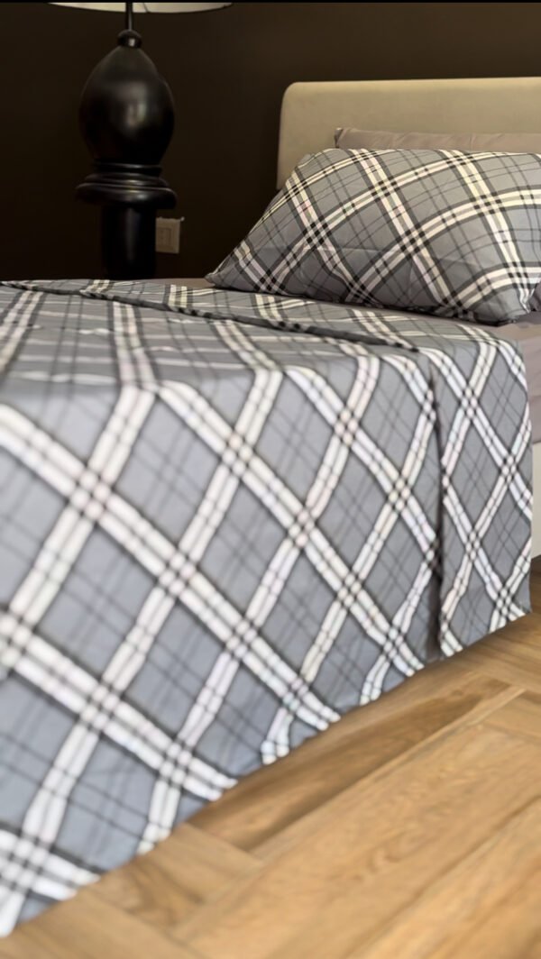 Parure de Lit Élégance Moderne – Gris Clair & Blanc Carreaux