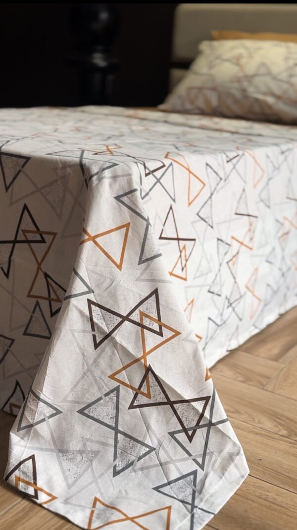Parure de Lit Géométrie Élégante – Triangles Noir & Brun