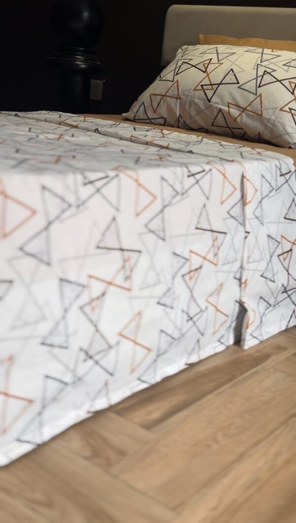 Parure de Lit Géométrie Élégante – Triangles Noir & Brun