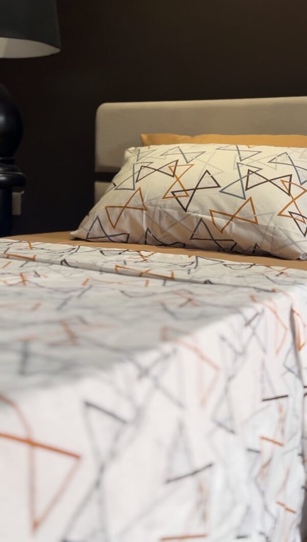 Parure de Lit Géométrie Élégante – Triangles Noir & Brun