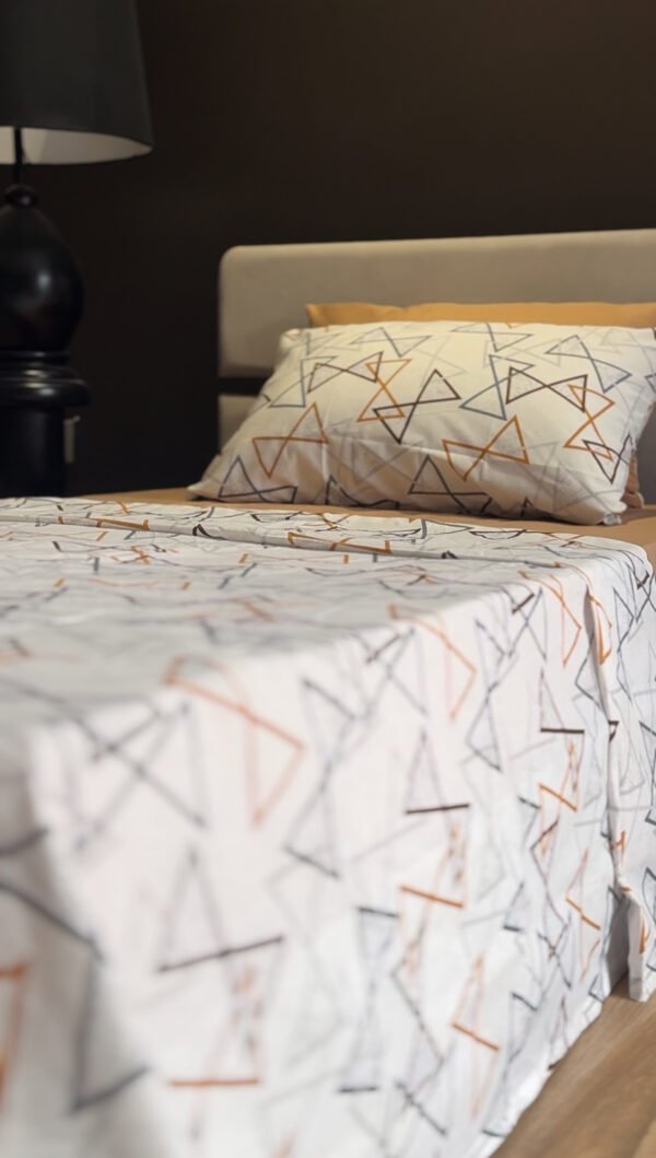 Parure de Lit Géométrie Élégante – Triangles Noir & Brun