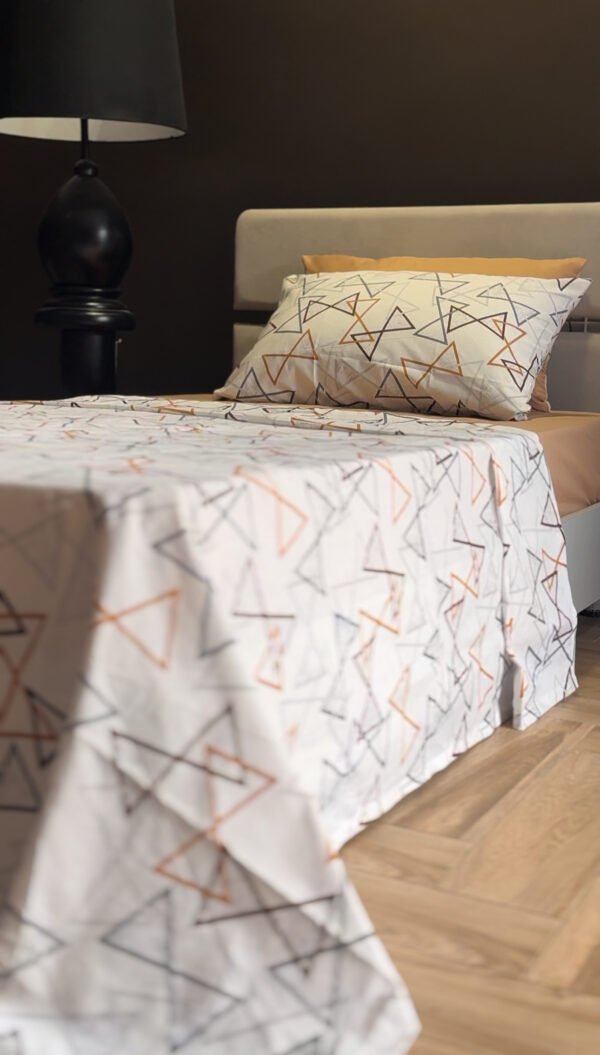 Parure de Lit Géométrie Élégante – Triangles Noir & Brun