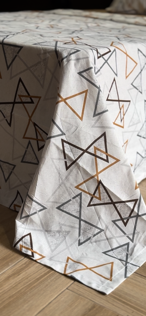 Parure de Lit Géométrie Élégante – Triangles Noir & Brun