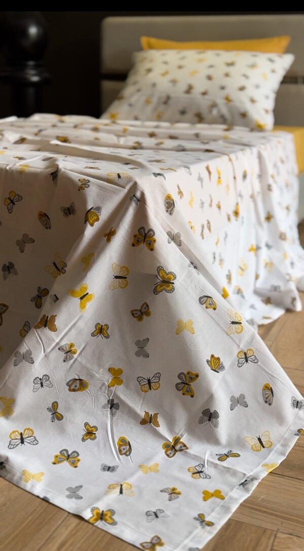 Parure de Lit Papillons d’Or – Élégance Naturelle