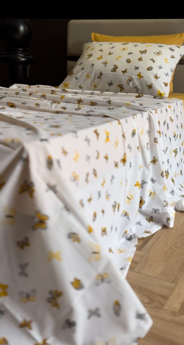 Parure de Lit Papillons d’Or – Élégance Naturelle