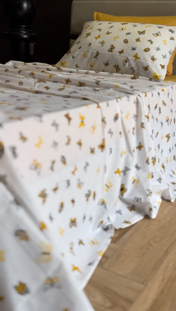 Parure de Lit Papillons d’Or – Élégance Naturelle