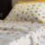 Parure de Lit Papillons d’Or – Élégance Naturelle