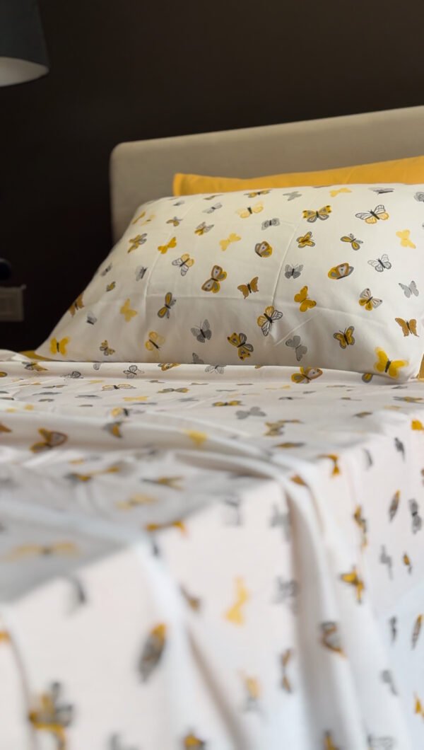 Parure de Lit Papillons d’Or – Élégance Naturelle