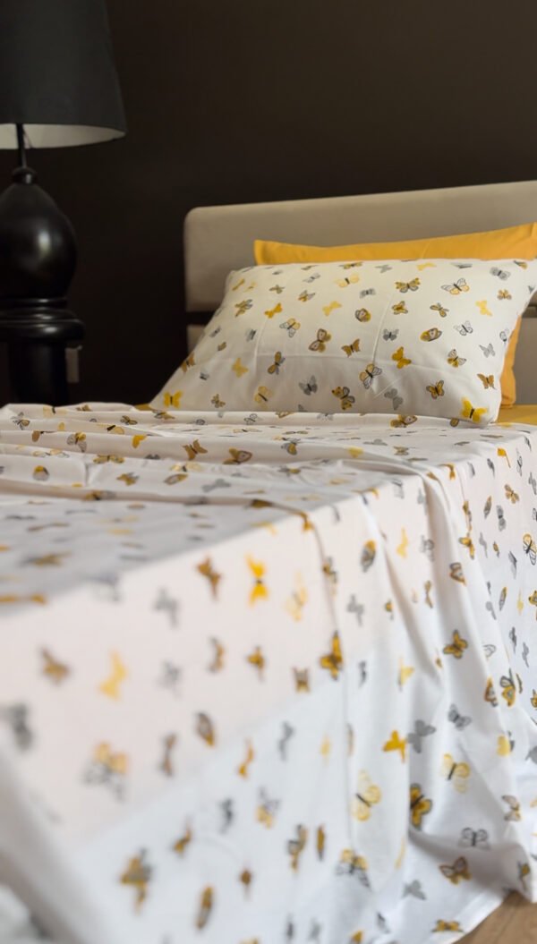Parure de Lit Papillons d’Or – Élégance Naturelle
