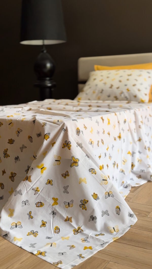 Parure de Lit Papillons d’Or – Élégance Naturelle