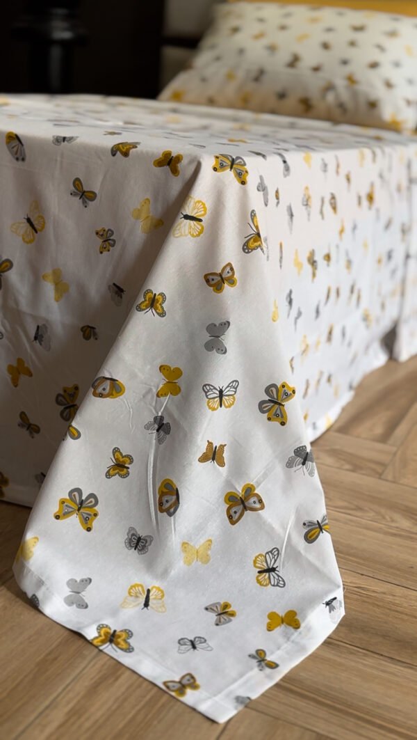 Parure de Lit Papillons d’Or – Élégance Naturelle