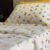 Parure de Lit Papillons d’Or – Élégance Naturelle