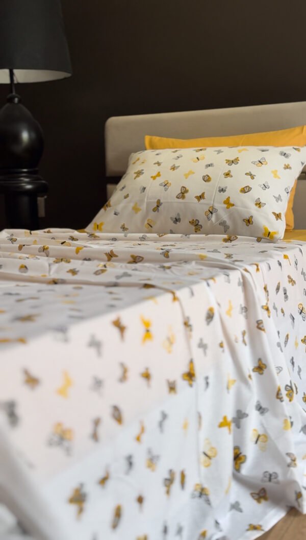 Parure de Lit Papillons d’Or – Élégance Naturelle