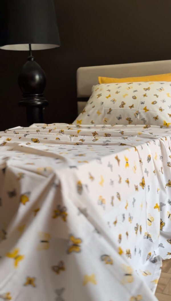 Parure de Lit Papillons d’Or – Élégance Naturelle