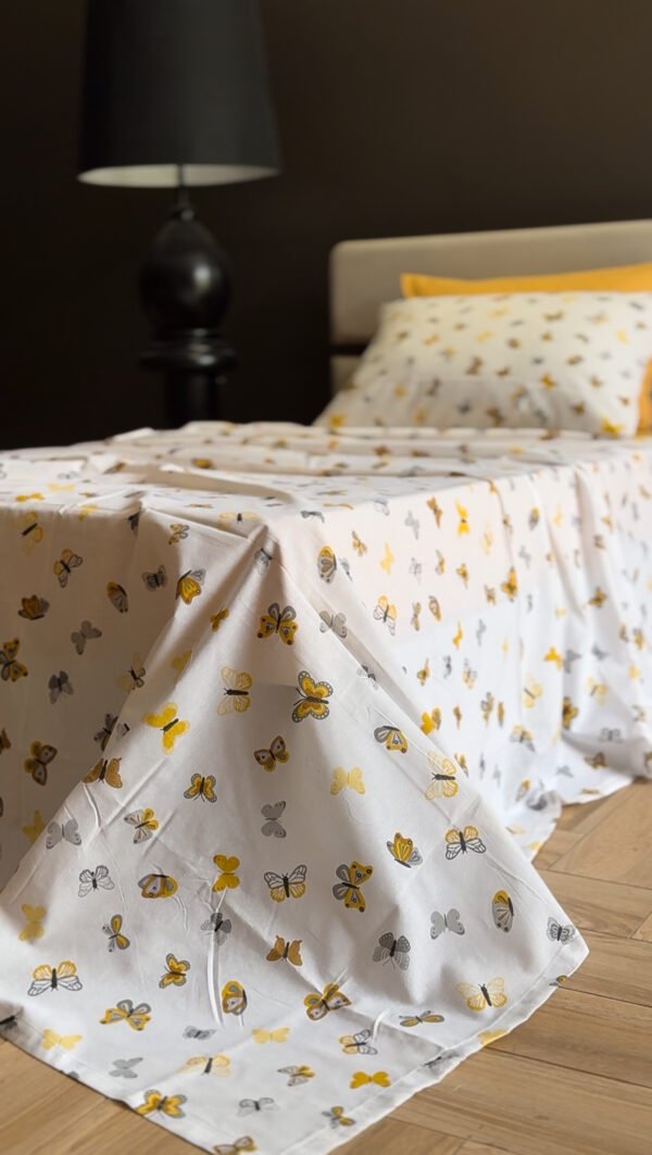Parure de Lit Papillons d’Or – Élégance Naturelle