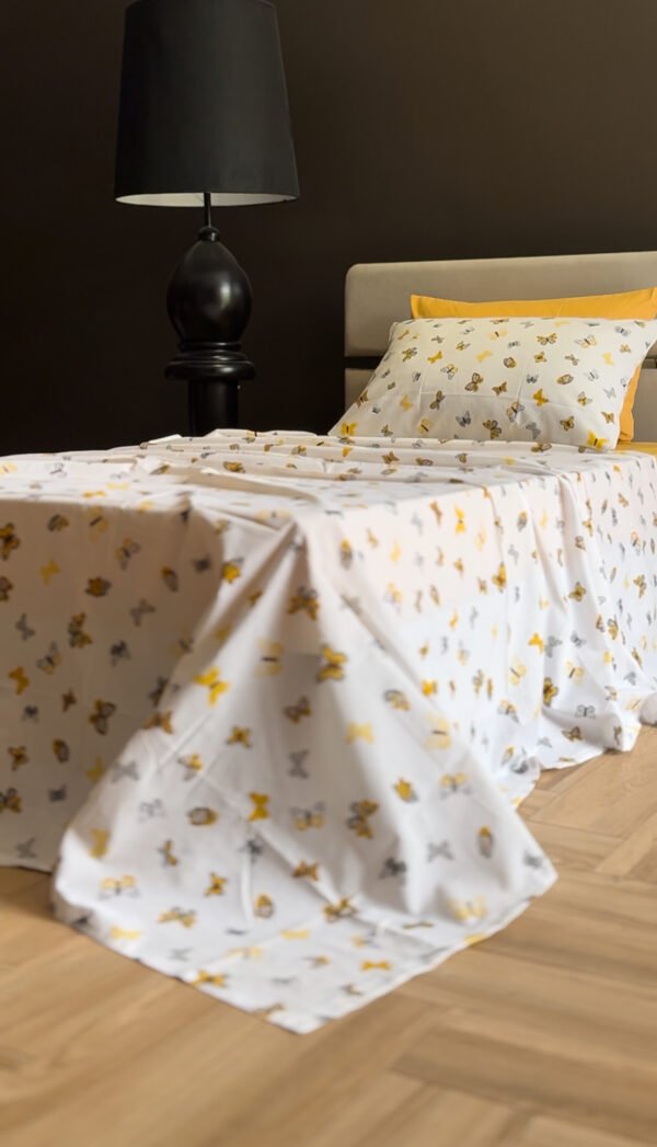 Parure de Lit Papillons d’Or – Élégance Naturelle