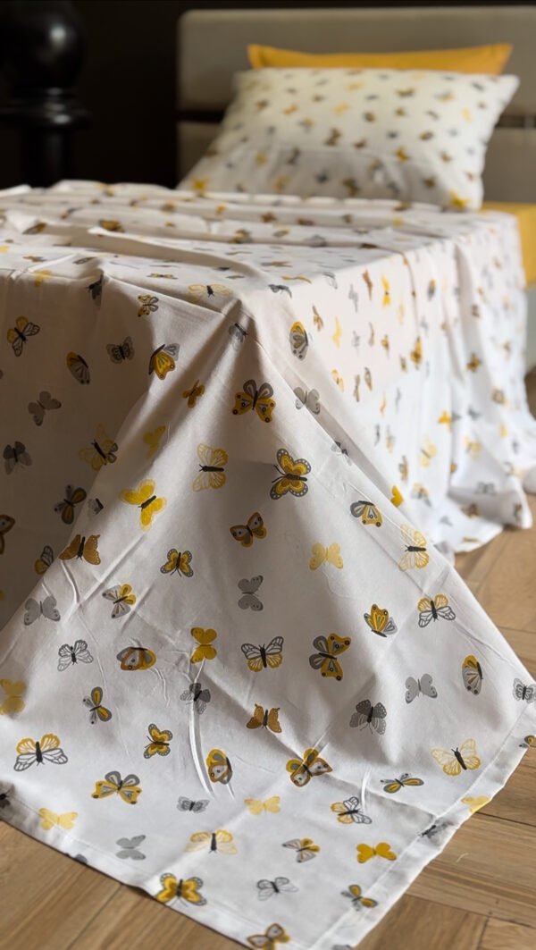 Parure de Lit Papillons d’Or – Élégance Naturelle