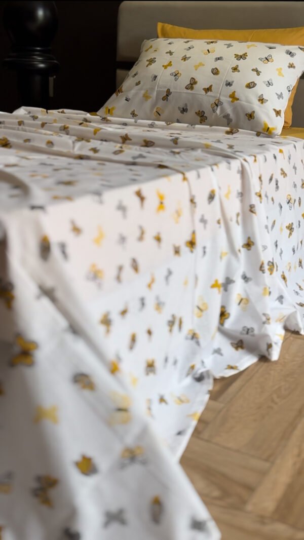 Parure de Lit Papillons d’Or – Élégance Naturelle