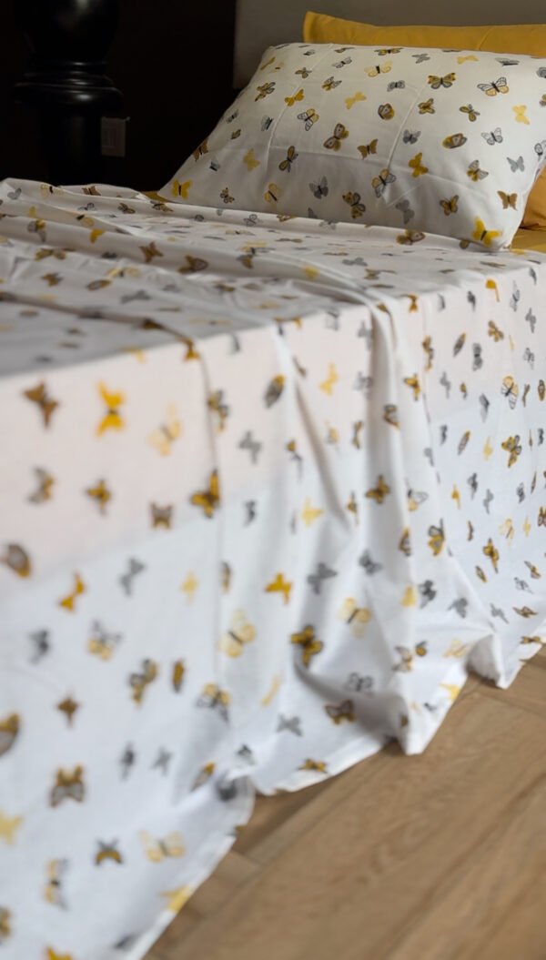 Parure de Lit Papillons d’Or – Élégance Naturelle