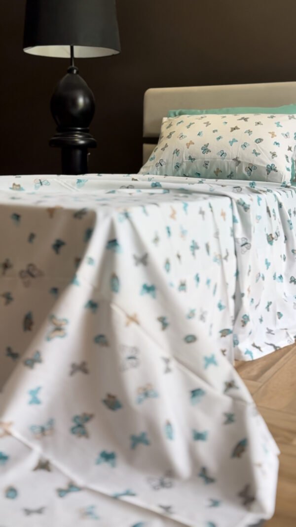 Parure de Lit Papillons – Élégance Aérienne Gris & Bleu