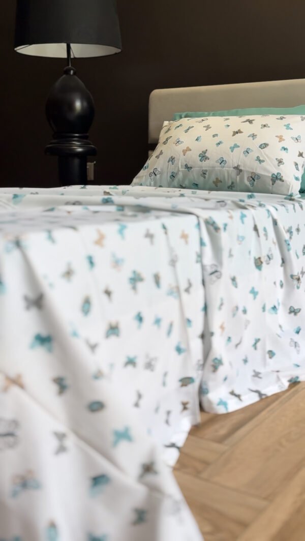 Parure de Lit Papillons – Élégance Aérienne Gris & Bleu