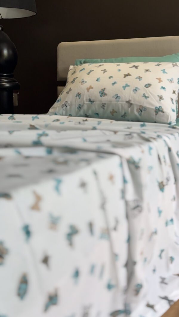 Parure de Lit Papillons – Élégance Aérienne Gris & Bleu