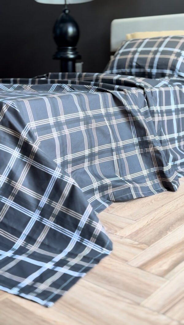 Parure de Lit Épure Nocturne – Carreaux Graphite Élégants