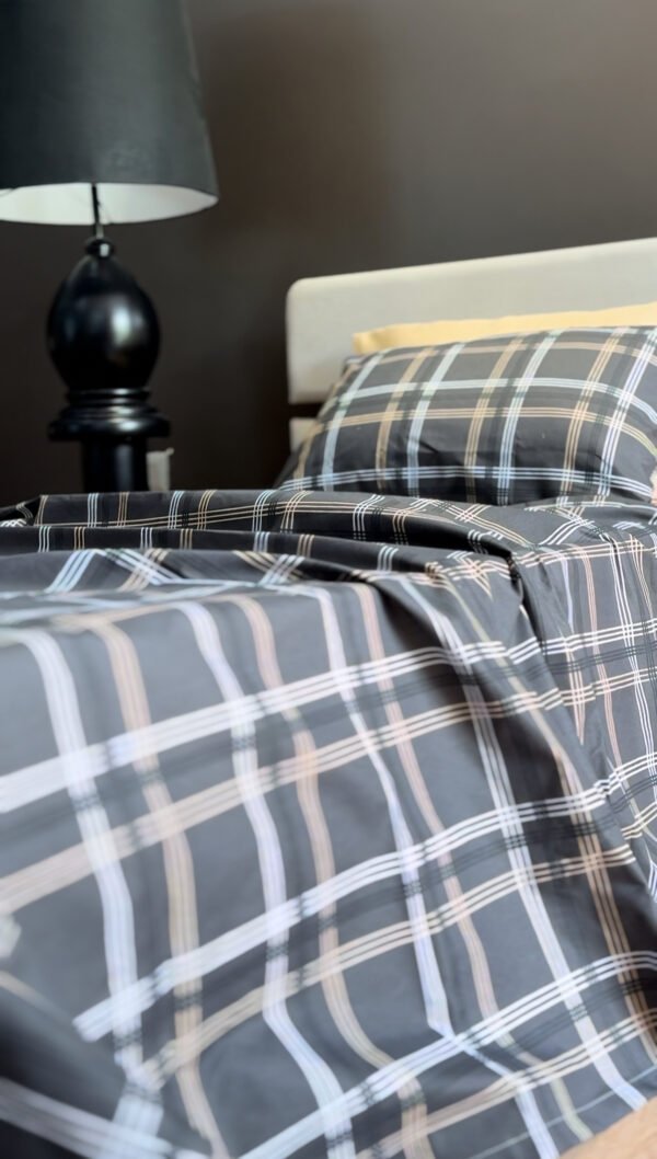 Parure de Lit Épure Nocturne – Carreaux Graphite Élégants