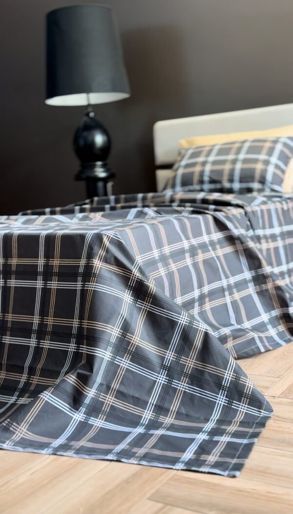 Parure de Lit Épure Nocturne – Carreaux Graphite Élégants