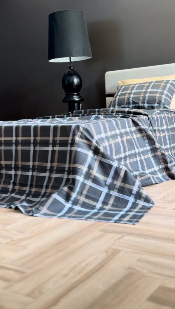 Parure de Lit Épure Nocturne – Carreaux Graphite Élégants