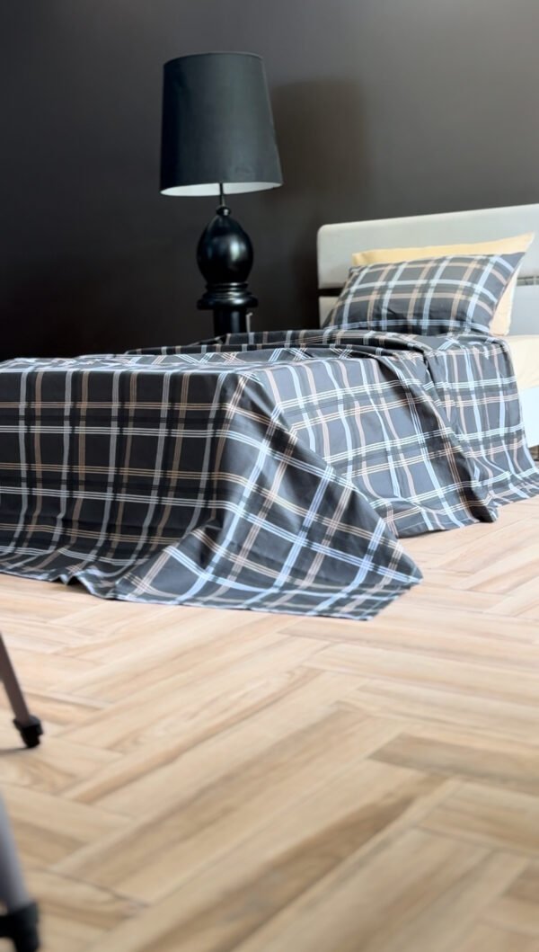 Parure de Lit Épure Nocturne – Carreaux Graphite Élégants