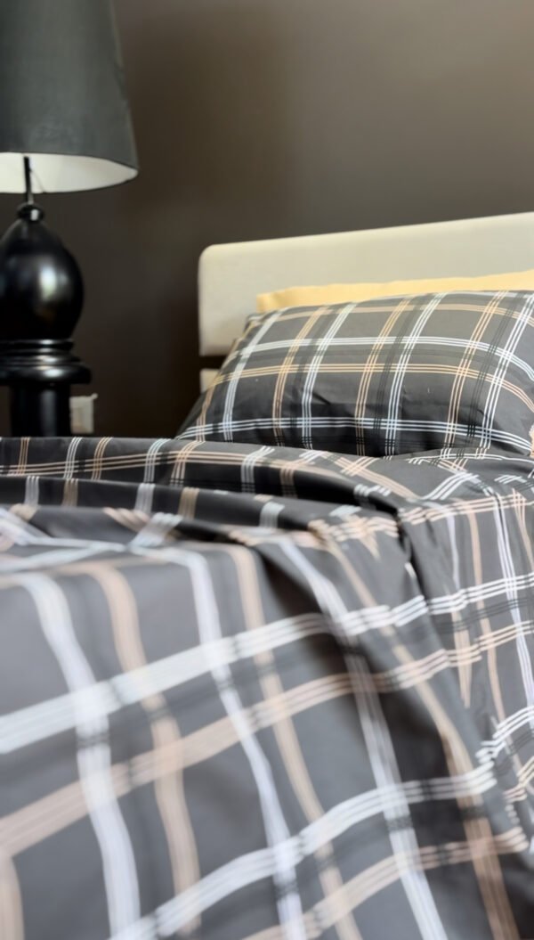 Parure de Lit Épure Nocturne – Carreaux Graphite Élégants