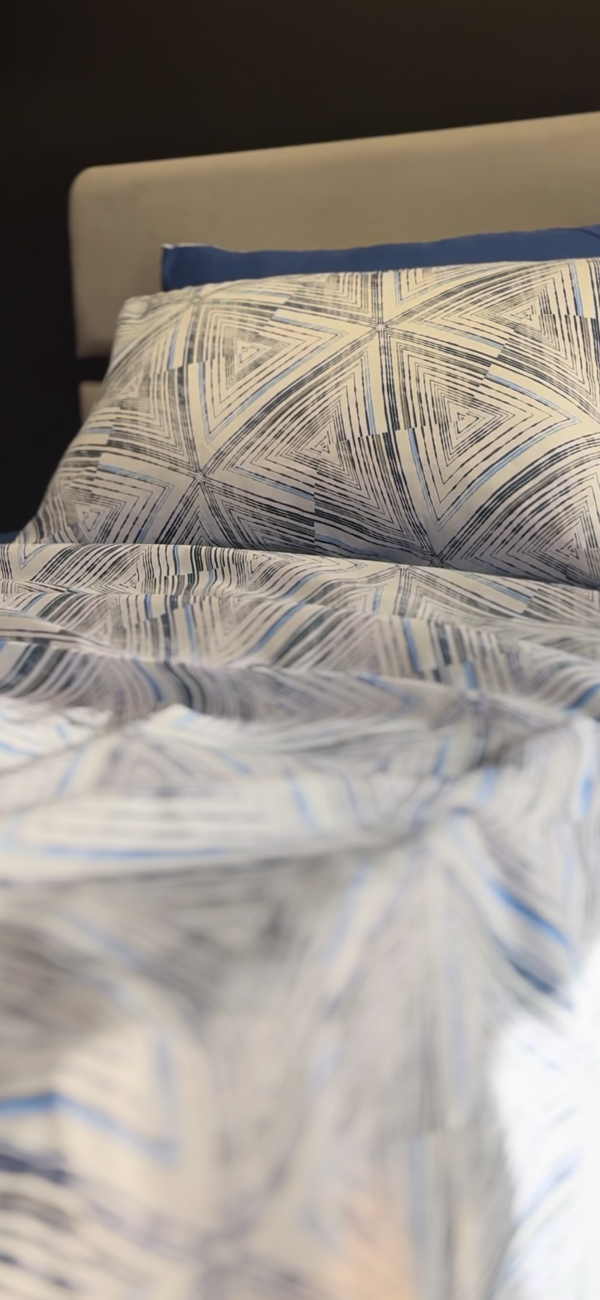 Parure de Lit Éclat Graphique – Bleu Glacial Urbain