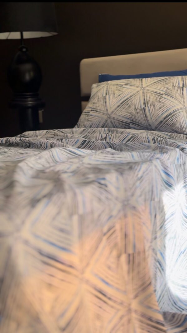 Parure de Lit Éclat Graphique – Bleu Glacial Urbain