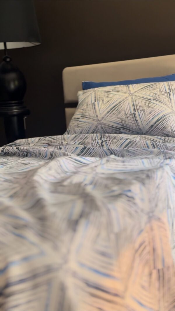 Parure de Lit Éclat Graphique – Bleu Glacial Urbain