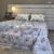 Parure de Lit Jardin d’Or – Fleurs Gris Perle & Miel Antique