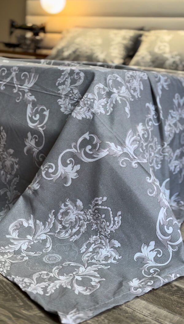 Parure de Lit Prestige Argenté – Gris & Motifs Baroques