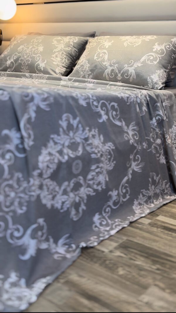 Parure de Lit Prestige Argenté – Gris & Motifs Baroques