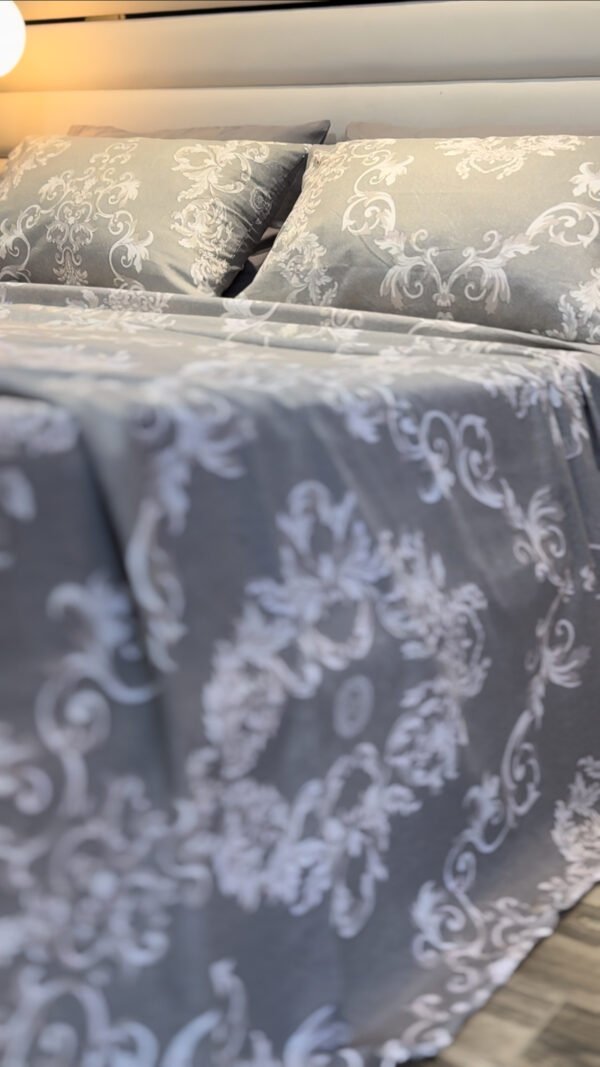 Parure de Lit Prestige Argenté – Gris & Motifs Baroques