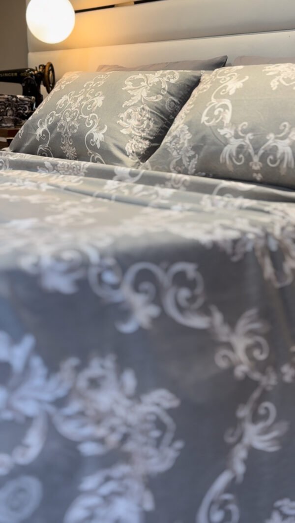 Parure de Lit Prestige Argenté – Gris & Motifs Baroques
