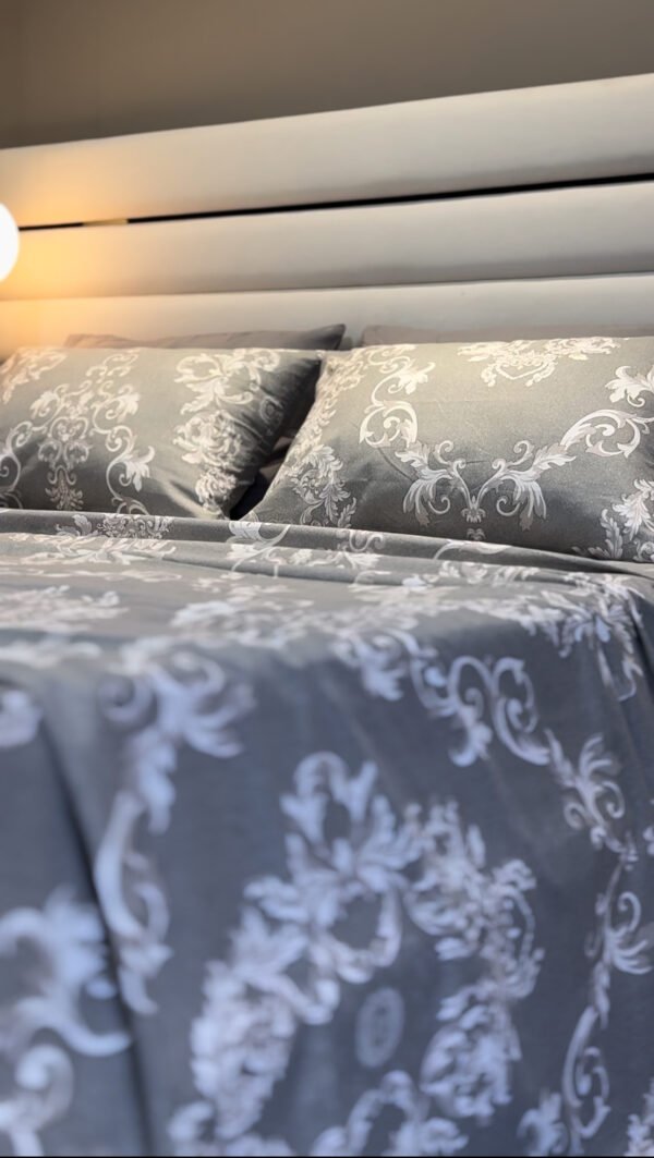 Parure de Lit Prestige Argenté – Gris & Motifs Baroques